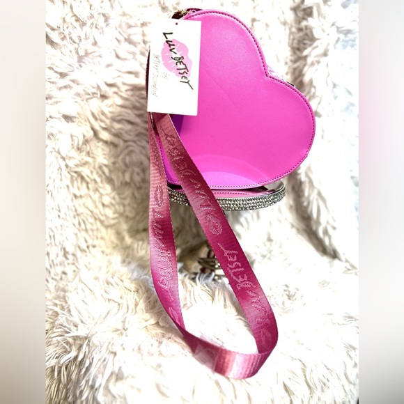 🩷🩷NWT-  Betsey Johnson, Luv Betsey, Quilted Heart-Shaped Crossbody Bag🩷🩷 - Picture 6 of 11